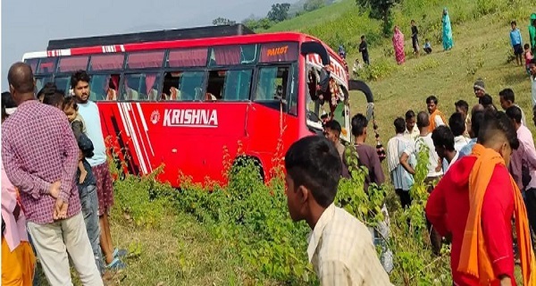 बाइक सवार भाई-बहन को रौंदते हुए खेत में घुसी यात्री बस, हालत गंभीर, जबलपुर रेफर