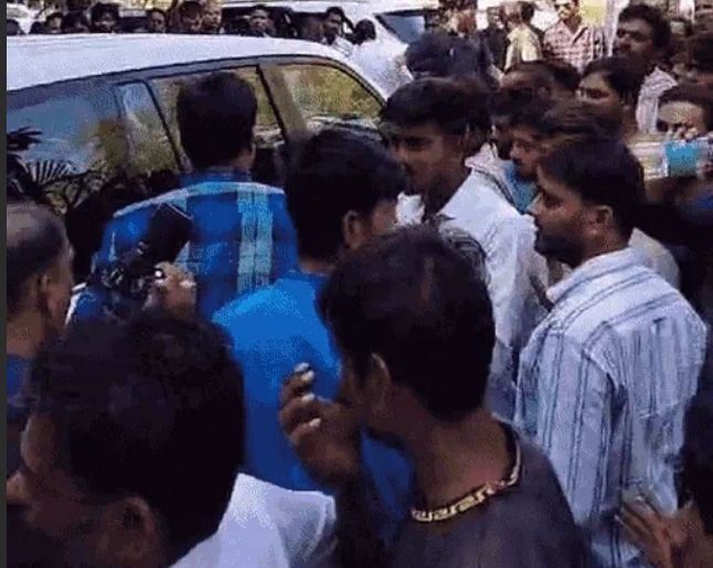 MP: प्रदेश प्रभारी रणदीप सिंह सुरजेवाला को कार्यकर्ताओं ने घेरा, आधा घंटा बाद गाड़ी बदलकर निकले