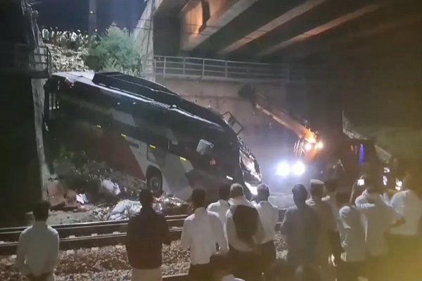 राजस्थान में दर्दनाक हादसा, हाईवे से रेलवे ट्रैक पर गिरी बस, 2 महिलाओं समेत 4 की मौत, 27 घायल
