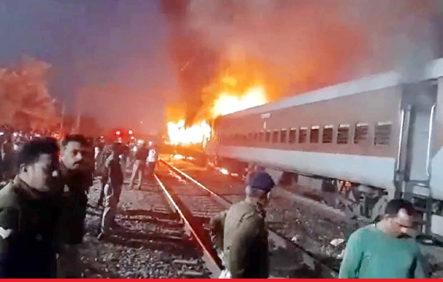 नई दिल्ली-दरभंगा एक्सप्रेस में लगी भीषण आग, यात्रियों ने कूदकर बचाई जान, आठ जख्मी