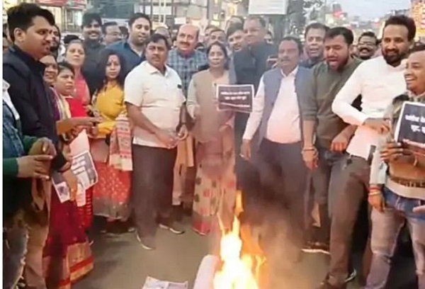 JABALPUR: भाजपा ने जलाया भ्रष्टाचार का पुतला, विधायक रोहाणी बोले नोट गिनते-गिनते अधिकारी भी थक गए, कांग्रेस के डीएनए में भ्रष्टाचार