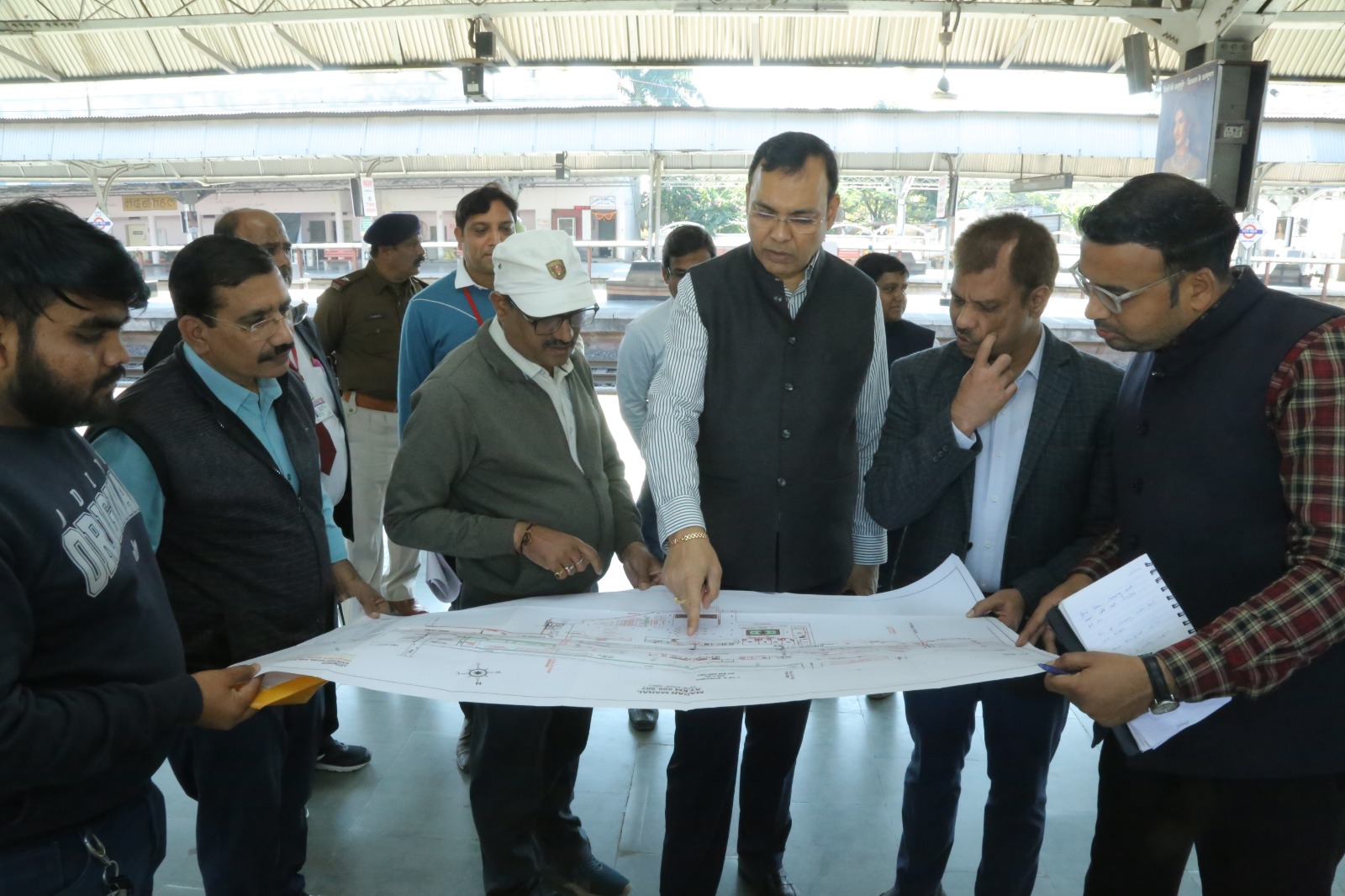 जबलपुर : पमरे के पीसीसीएम ने किया मदन महल एवं कछपुरा में सुविधाओं का औचक निरीक्षण 