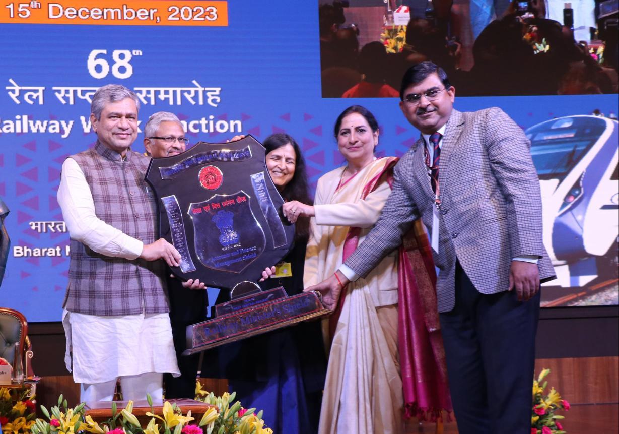 रेलवे वार्षिक राष्ट्रीय पुरस्कार समारोह- रेलमंत्री ने WCR GM को लेखा एवं वित्त प्रबंधन की शील्ड देकर सम्मानित किया