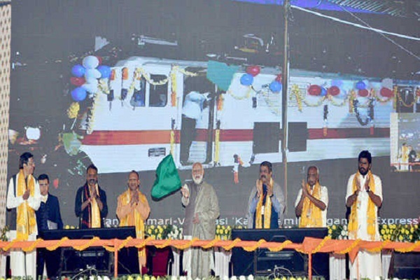 वाराणसी से एक और वंदे भारत, पीएम मोदी ने हरी झंडी दिखाकर वाराणसी-नई दिल्ली के लिए किया रवाना