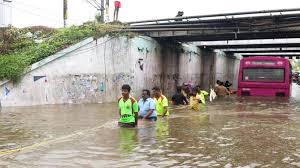 भारी बारिश ने तमिलनाडु में मचाई तबाही, 10 की मौत, स्कूल-कॉलेज बंद, कई जिलों में आई बाढ़