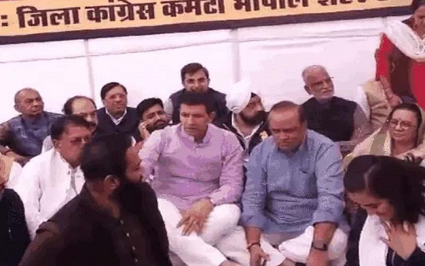 MP: कांग्रेस का प्रदर्शन, जीतू पटवारी बोले- सांसदों का निलंबन तानाशाही, बीजेपी ने शिवराज को दरकिनार किया