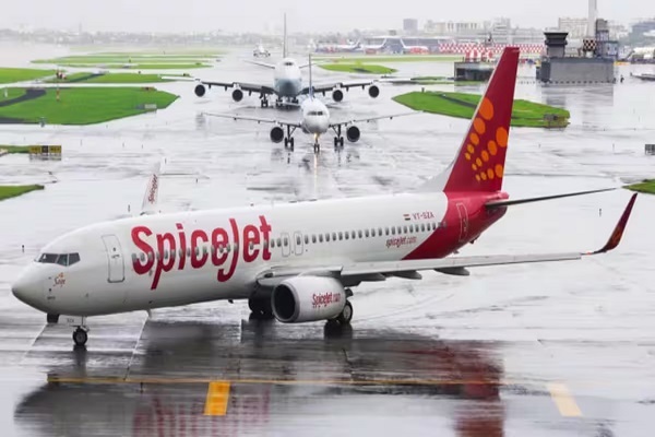 SpiceJet की दरभंगा-मुंबई फ्लाइट में महिला की मौत, मचा हड़कंप, वाराणसी एयरपोर्ट पर इमरजेंसी लैंडिंग