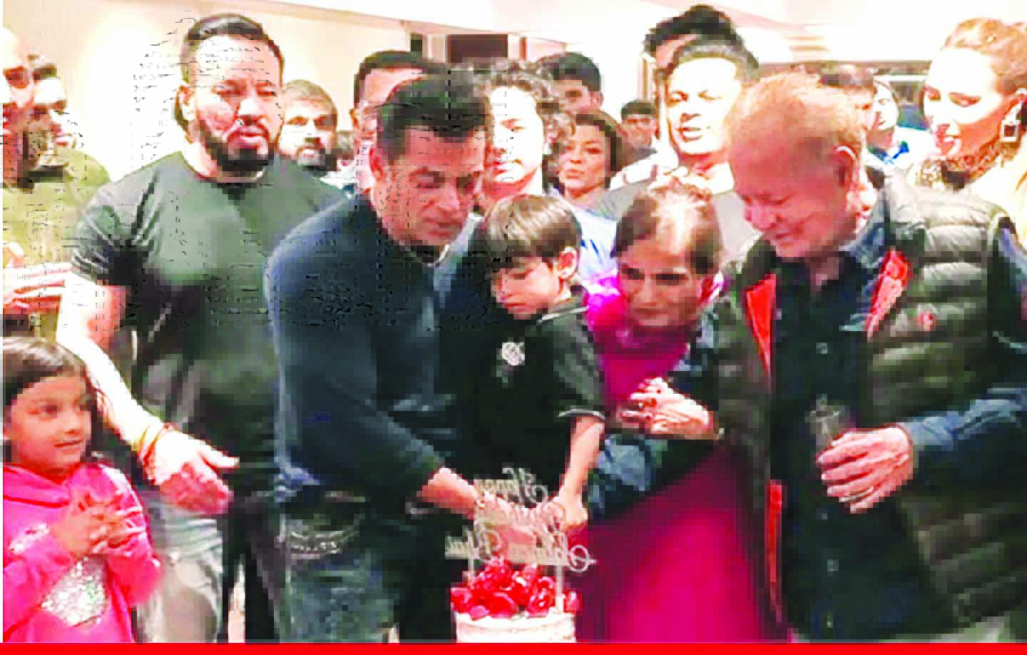 58 साल के हुए सलमान, भांजी संग केक काटकर मनाया जन्मदिन