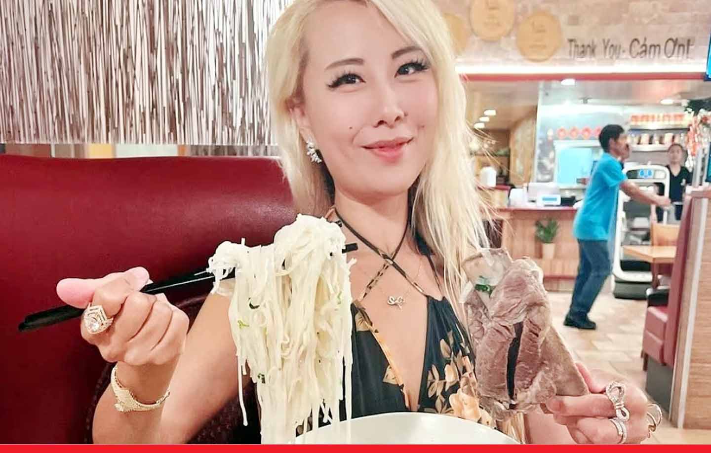 राइना हुआंग नाम की महिला 10 मिनट में खा जाती है 100 मोमोज़