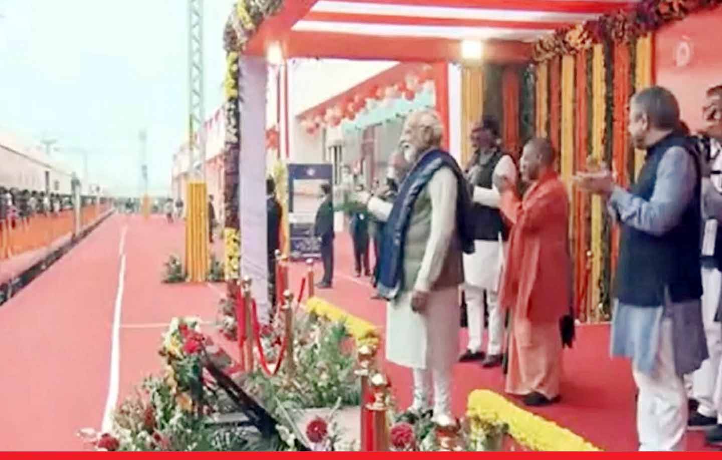 पीएम मोदी ने अयोध्या रेलवे स्टेशन का किया उद्घाटन, अमृत भारत-वंदे भारत ट्रेनों को हरी झंडी दिखाई
