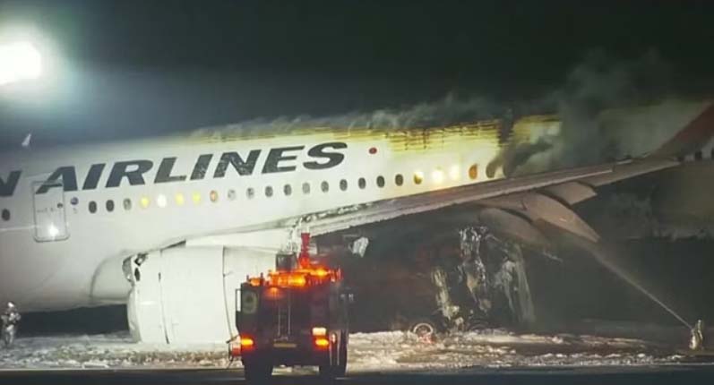 जापान के एयरपोर्ट पर लैंड होते ही विमान में लगी भीषण आग, टूटी खिड़की से निकलती दिखीं लपटें