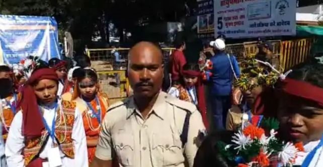 MP: मुख्यमंत्री मोहन यादव की सुरक्षा में सेंध, पुलिस की वर्दी पहनकर सभास्थल में घूमता रहा नशेड़ी युवक..!