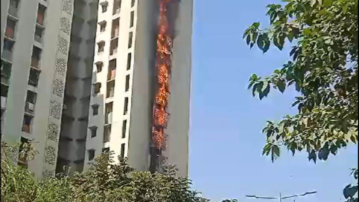 मुंबई में बहुमंजिला इमारत में लगी भीषण आग, छह मंजिल जलकर खाक, दमकल की गाड़ी मौजूद