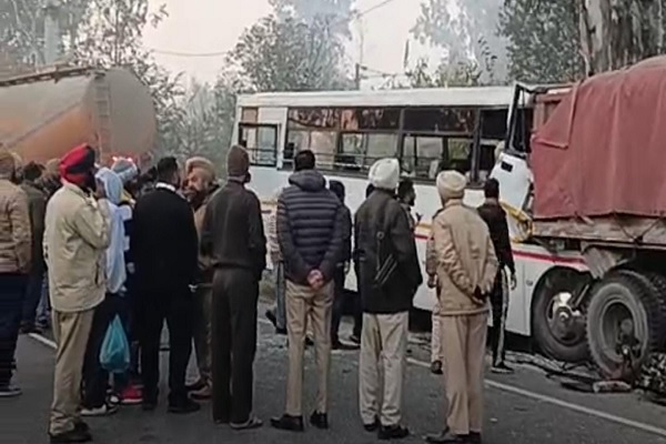 दर्दनाक हादसा: पंजाब पुलिस की बस ट्राले से टकराई, होशियारपुर में चार सिपाहियों की मौत