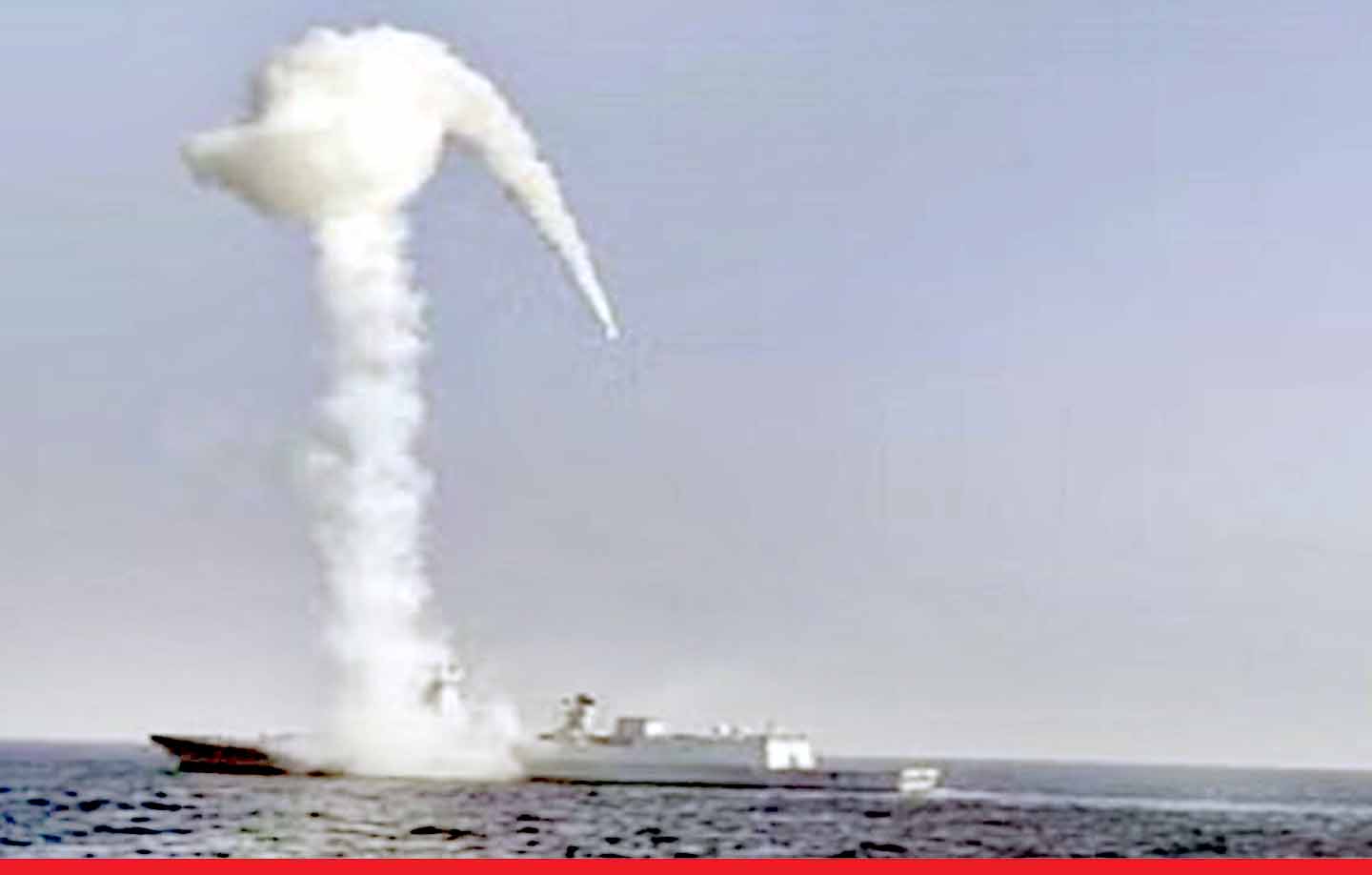 अमेरिकी जहाज पर फिर हुआ हमला, हूती आतंकियों ने दाग दी मिसाइलें