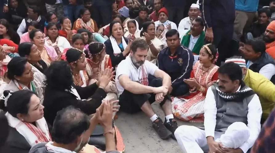 राहुल गांधी मंदिर में जाने से रोके जाने पर धरने पर बैठे, कहा- अब पीएम तय करेंगे कि मंदिर में कौन जाएगा
