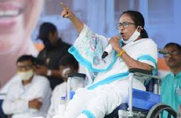 West Bengal: मुख्यमंत्री ममता बनर्जी की गाड़ी का हुआ एक्सीडेंट, सिर पर लगी चोट