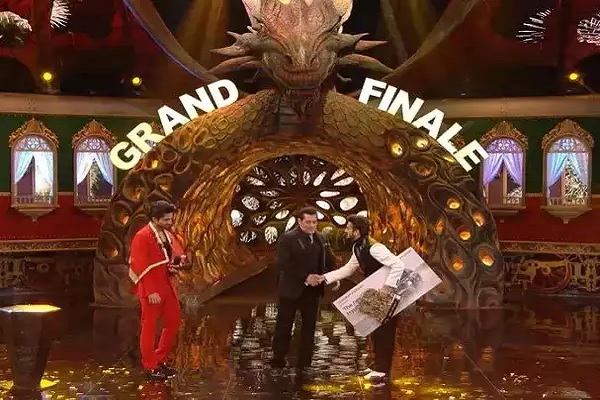 BIG BOSS 17 : अभिषेक को हराकर मुनव्वर बने विजेता, 50 लाख रुपए, ट्रॉफी और कार लेकर घर गए