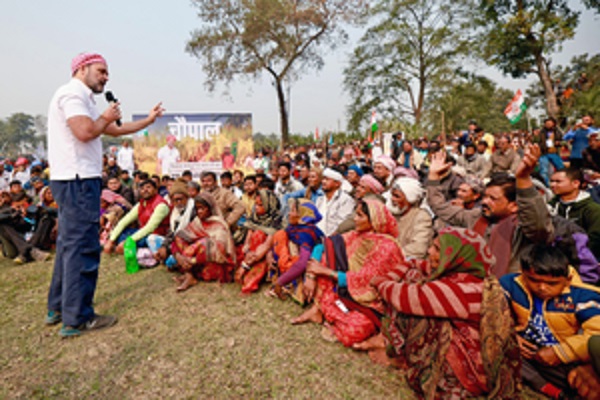 बिहार में राहुल गांधी ने सिर पर गमछा बांधकर किसानों से की बात, ढाबे पर रूके, ली चाय की चुस्की
