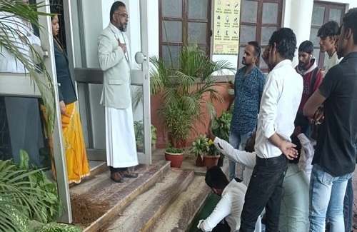 जबलपुर: नौवीं के छात्र से रैगिंग, तीन छात्रों ने भरी कक्षा में पेंट उतरवाई, मचा हंगामा