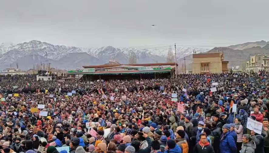 लद्दाख कड़ाके की ठंड में आंदोलन से गर्म, हजारों लोग पूर्ण राज्य की मांग को लेकर सड़कों पर उतरे