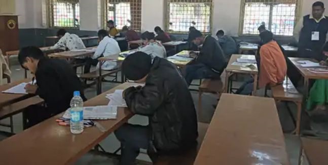 JABALPUR: परीक्षा केन्द्र के गेट से लेकर क्लास रुम तक स्टूडेंट्स की तलाशी ली गई, दसवीं की बोर्ड परीक्षाएं शुरु