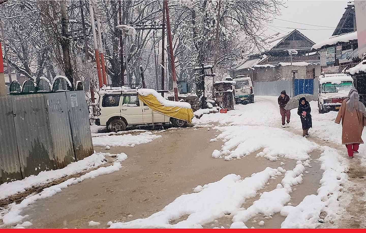 हिमाचल और जम्मू-कश्मीर में बारिश के साथ भारी बर्फबारी, कई राज्यों में कोहरे का असर