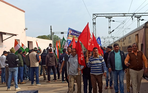 कोटा: गंगापुर-आगरा रेल खंड पर एनसीआर रनिंग कर्मचारियों से वर्किंग करवाए जाने पर भड़की WCREU, किया प्रदर्शन, दी चेतावनी
