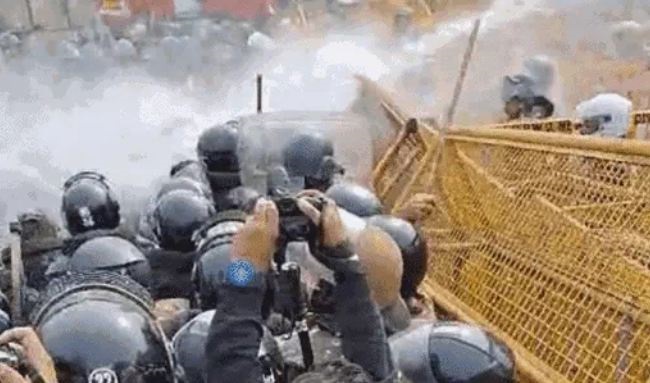MP: राजधानी भोपाल में कांग्रेसियों को मारी पानी की बौछारें, अश्रु-गैस का गोला प्रदेश उपाध्यक्ष के मुंह पर लगा, कई नेता गिरफ्तार