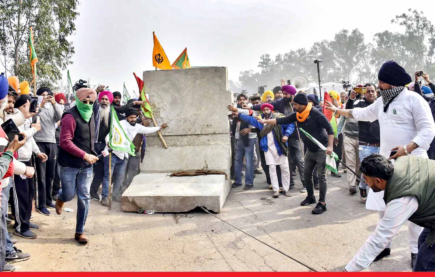 Kisan Andolan: प्रदर्शनकारी किसान और हरियाणा पुलिस के बीच झड़प, किसानों की  अब क्या हैं मांगें news in hindi