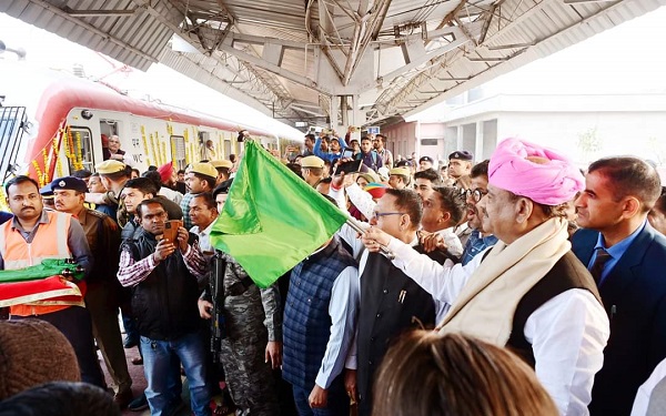 रेल न्यूज: दो नई मेमू ट्रेन को लोकसभा स्पीकर ओम बिरला ने दिखाई हरी झंडी, सफर करके यात्रियों के अनुभवों को सुना