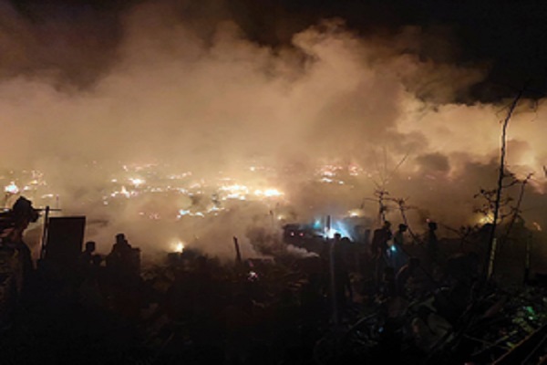 दिल्ली : शाहबाद इलाके में लगी जबर्दस्त आग, 100 से ज्यादा झोपडिय़ां जलकर खाक