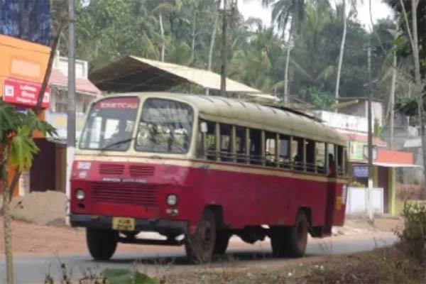 केरल: चलती बस में लगी आग, ड्राइवर की सूझबूझ से बची 44 यात्रियों की जान