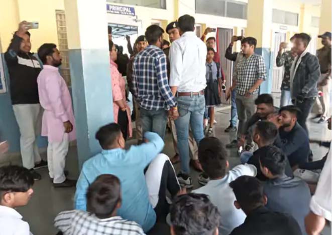 जबलपुर: फीस न देने पर छात्रा परीक्षा से बेदखल, नचिकेता स्कूल का मामला, एबीवीपी ने किया हंगामा
