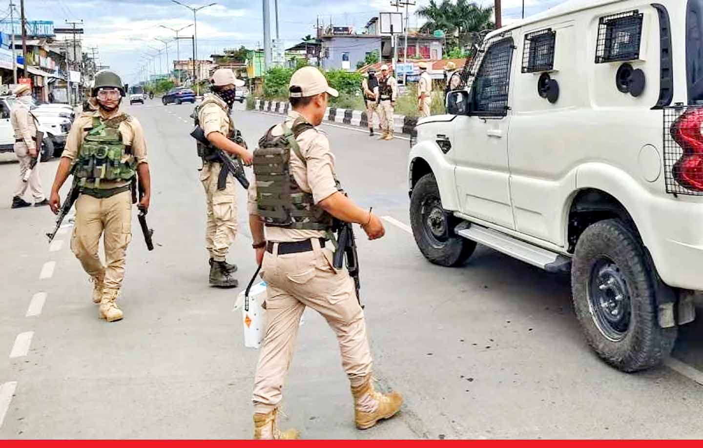Manipur: मणिपुर में पुलिस ऑफिसर का अपहरण, बंदूक के साथ 200 लोगों ने घर पर बोला धावा