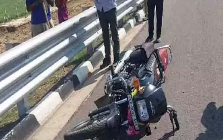 यूपी: बुंदेलखंड एक्सप्रेसवे पर बाइक डिवाइडर से टकराई, एक ही परिवार के चार लोगों की मौत