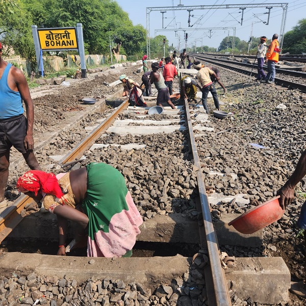 जबलपुर रेल मंडल में संरक्षा नियमों का खुला उल्लंघन, मजदूरों की जान दांव पर लगाकर बदला जा रहा स्लीपर