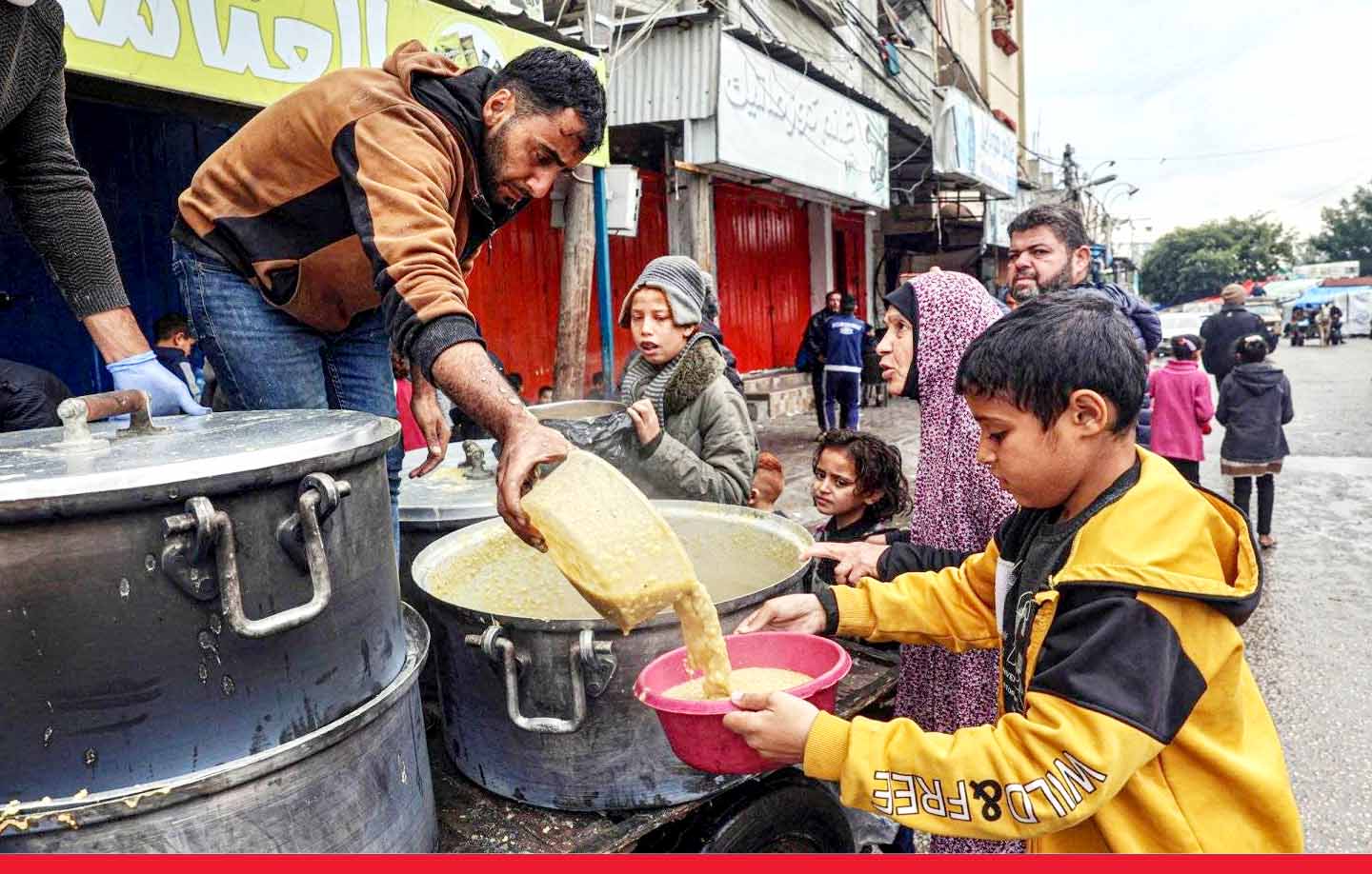 गाजा में खाने की लाइन में खड़े लोगों के सिर पर गिरे राहत पार्सल, पांच की हुई मौत