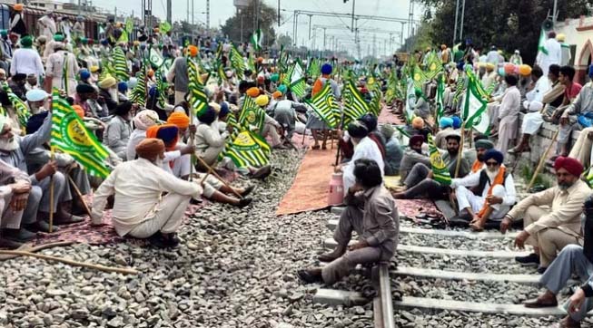 किसानों का रेल रोको आंदोलन: स्थानों पर रेल ट्रैक जाम, स्टेशनों पर भी धरना प्रदर्शन, कई ट्रेनों को रोका गया