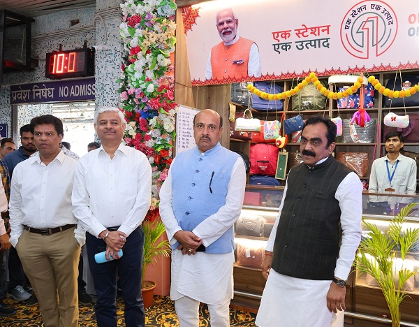 जबलपुर स्टेशन पर समारोह प्रधानमंत्री मोदी ने वीडियो कॉन्फ्रेंसिंग से विभिन्न रेल कार्यों का शुभारंभ किया