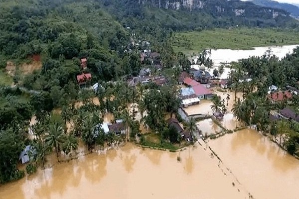 पश्चिमी इंडोनेशिया के सुमात्रा प्रांत में भीषण बाढ़, भूस्खलन से 32 लोगों की मौत