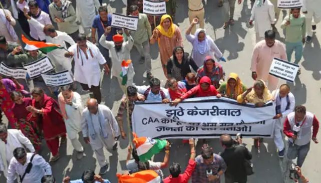 दिल्ली के CM केजरीवाल के घर बाहर हिंदू शरणार्थियों का प्रदर्शन, कहा था शरणार्थी आए तो लूट, चोरियां बढ़ेगी