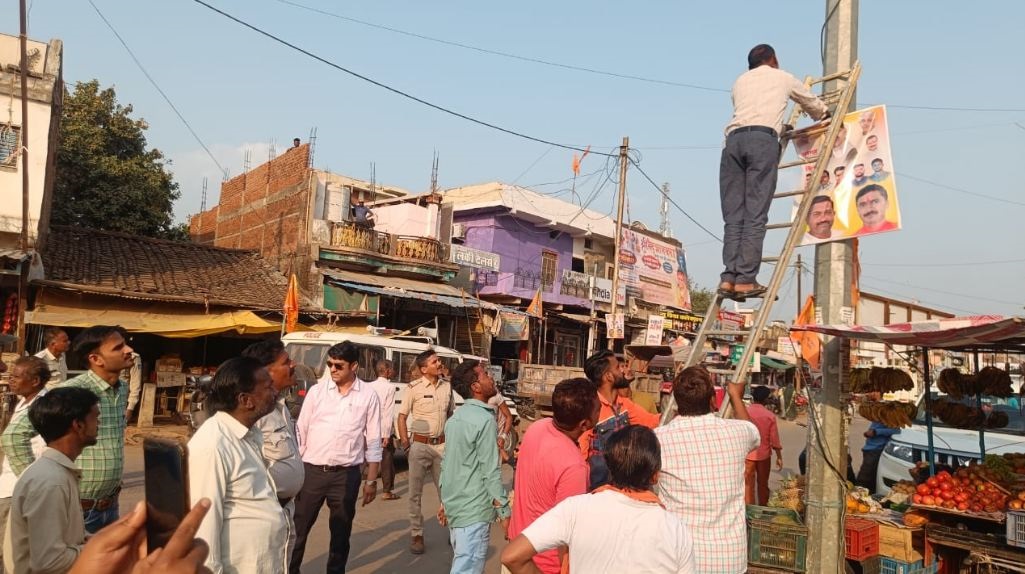 जबलपुर: आचार संहिता लगते ही हटाए जाने लगे बैनर-पोस्टर..!