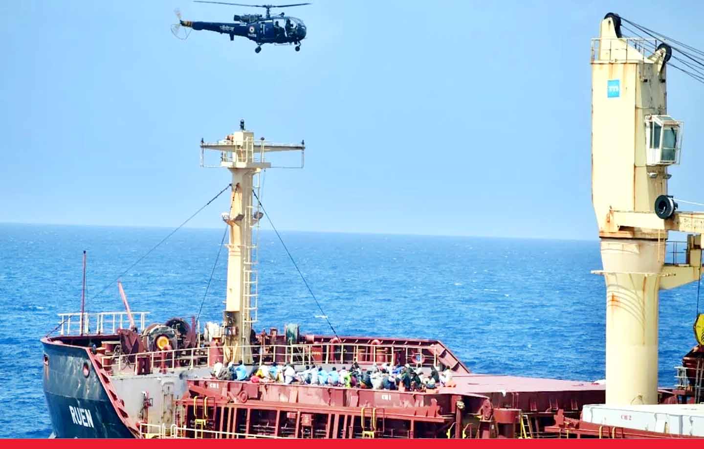 भारतीय नौसेना ने 17 बांग्लादेशियों को बचाया, सरेंडर को मजबूर हुए 35 समुद्री डकैत