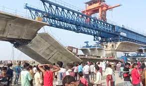 बिहार: देश का सबसे बड़ा निर्माणाधीन पुल ध्वस्त, एक की मौत, 40 लोगों के दबे होने की खबर