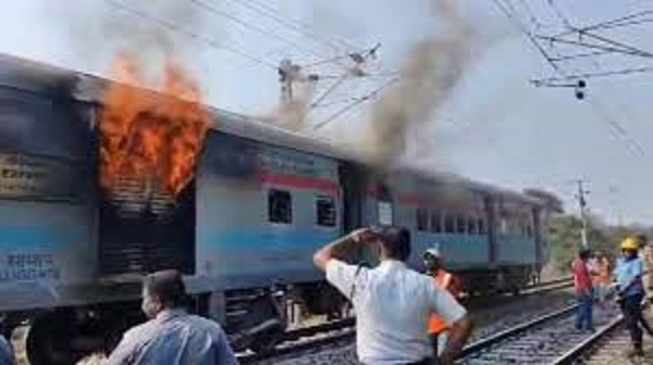 जबलपुर आ रही गोदान एक्सप्रेस में लगी भीषण आग, धू-धूकर जलीं 2 बोगियां, यात्रियों में मची अफरातफरी