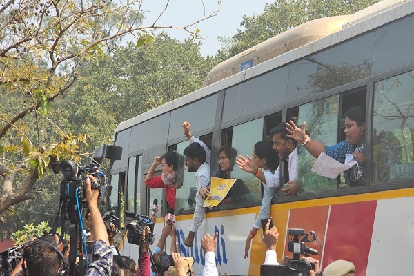 दिल्ली : केजरीवाल की गिरफ्तारी के विरोध में सड़कों पर उतरी आम आदमी पार्टी, मंत्री आतिशी, हरजोत बैंस हिरासत में
