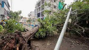 चक्रवाती तूफान से बंगाल में मचा कोहराम, 5 की हुई मौत, पीएम मोदी ने की ये अपील