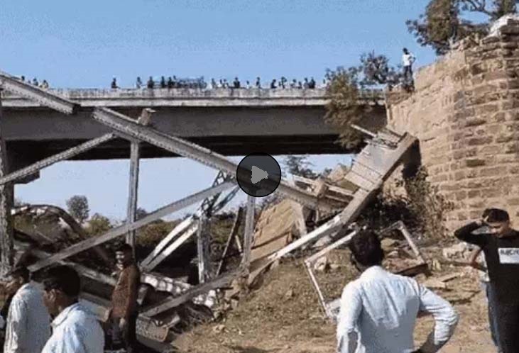 रेलवे पुल गिरा, 6 मजदूर घायल, मुरैना में पुराने ब्रिज को काट रहे थे, दीवार ढहने से 50 फीट नीचे गिरे