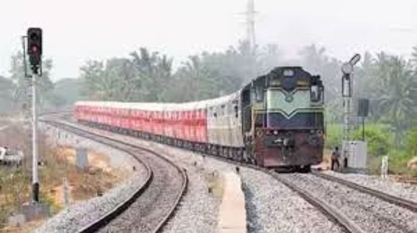 रेल न्यूज: सूरत स्टेशन पर स्टेशन पुनर्विकास कार्यों के चलते ताप्ती गंगा एक्सप्रेस को किया शार्ट टर्मिनेट